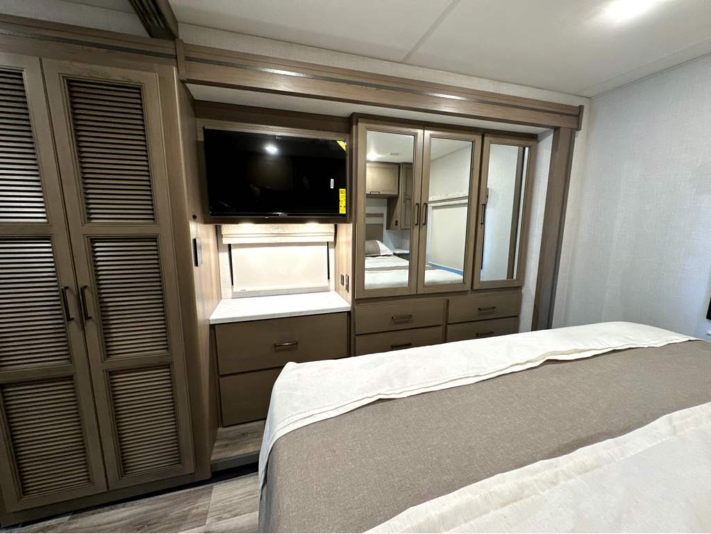2027 THOR MOTOR COACH HURRICANE 35A - Image 15