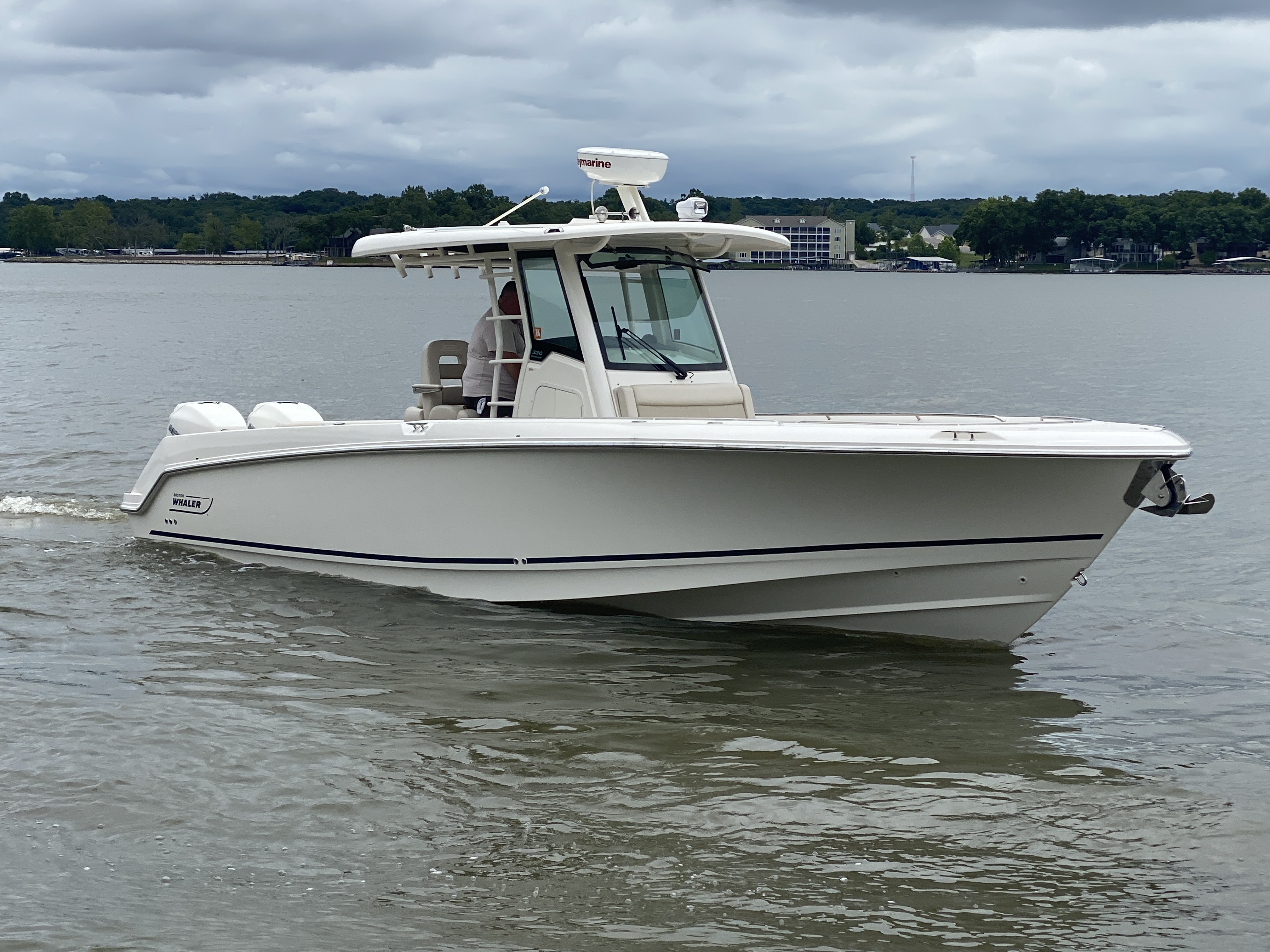 2016 Boston Whaler 330 Outrage - Image 4