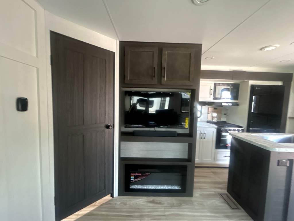 2026 VENTURE RV SPORTTREK 327VIK - Image 18