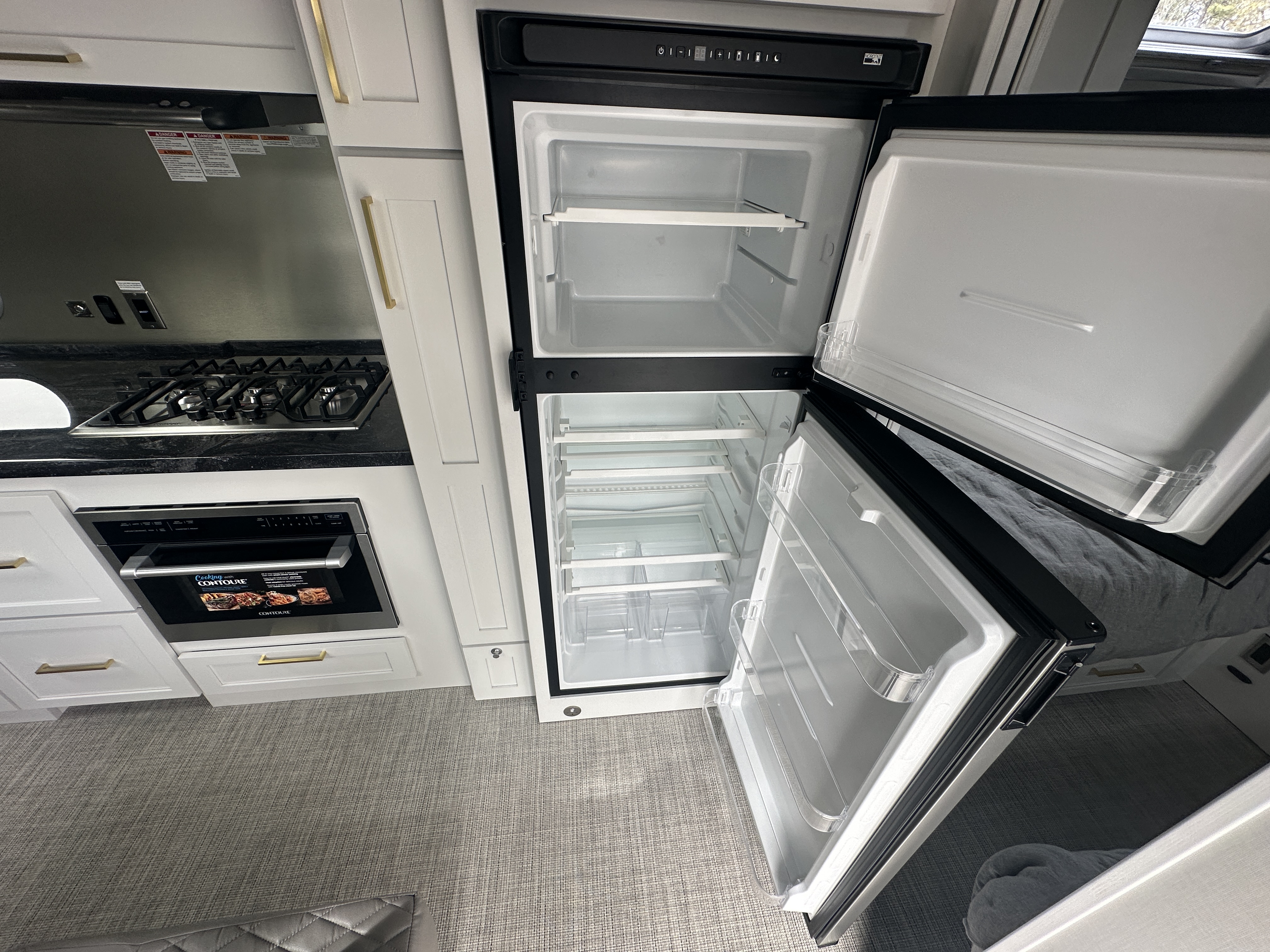 2026 Airstream Classic 33FB - Image 12