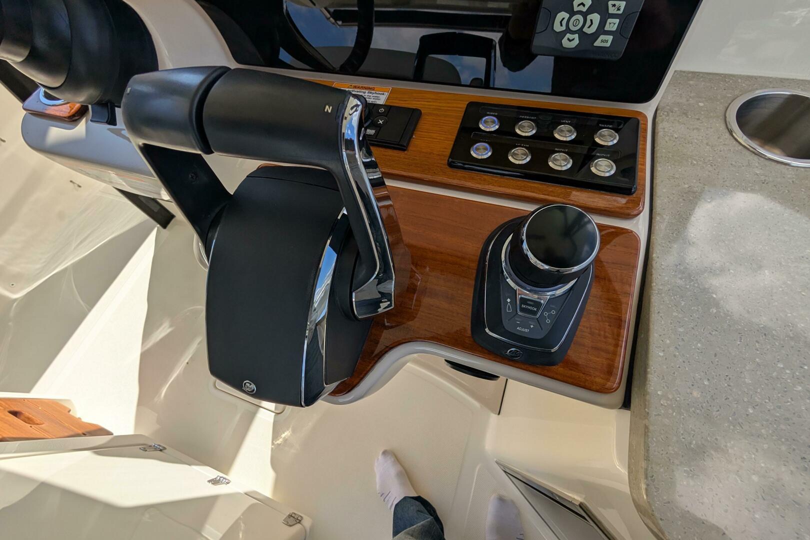 2024 Boston Whaler 350 Realm - Image 4