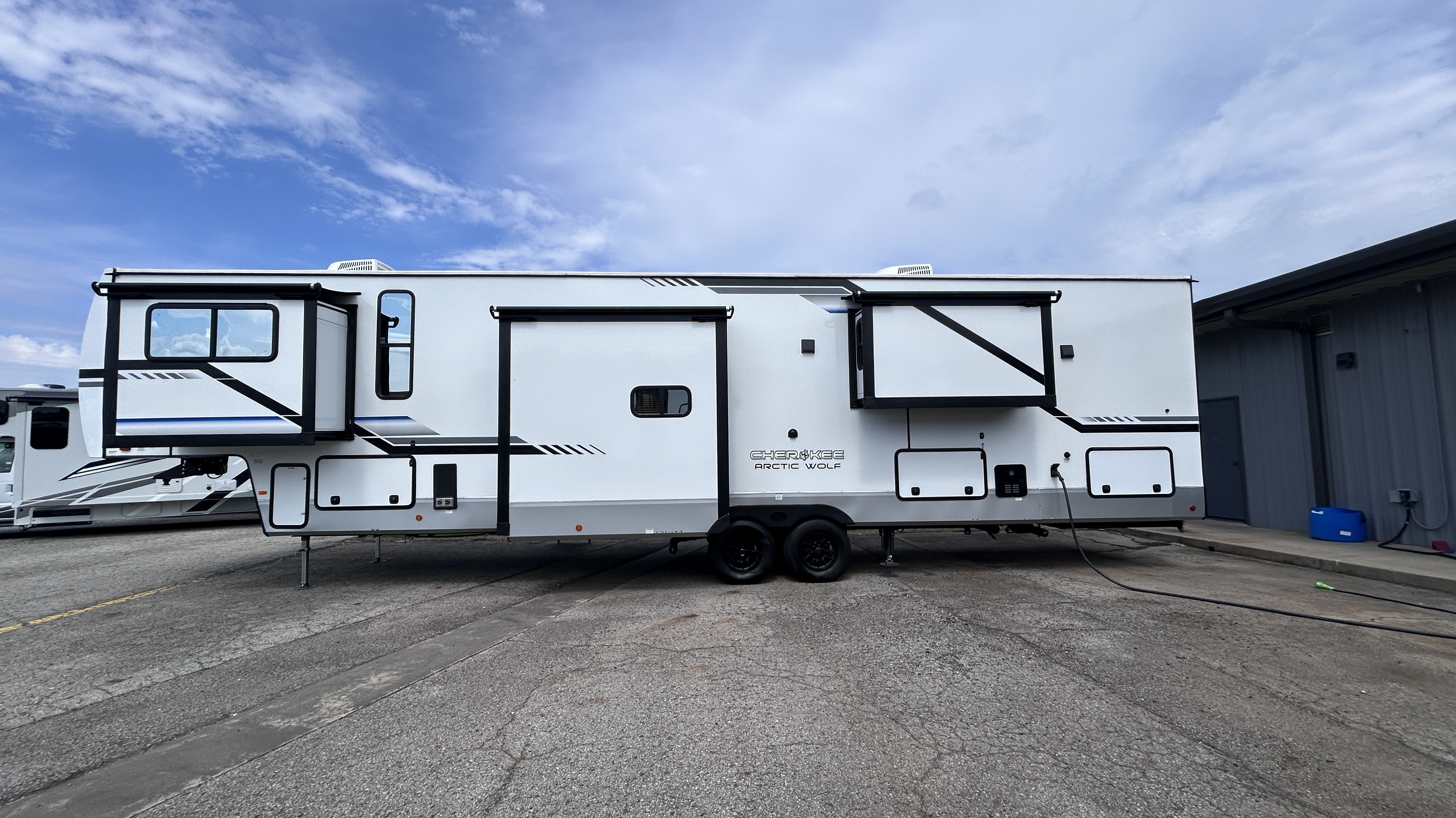 2025 Forest River ARCTIC WOLF 3950SUITE - Image 5