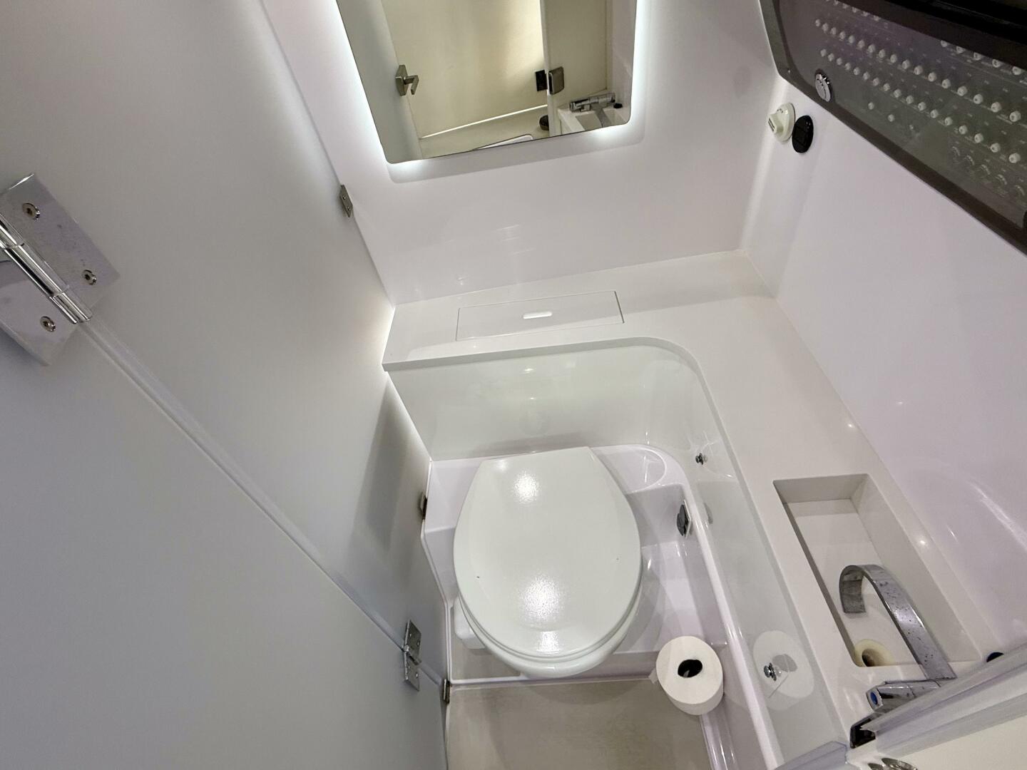 2023 Axopar 37 Cross Cabin - Image 31