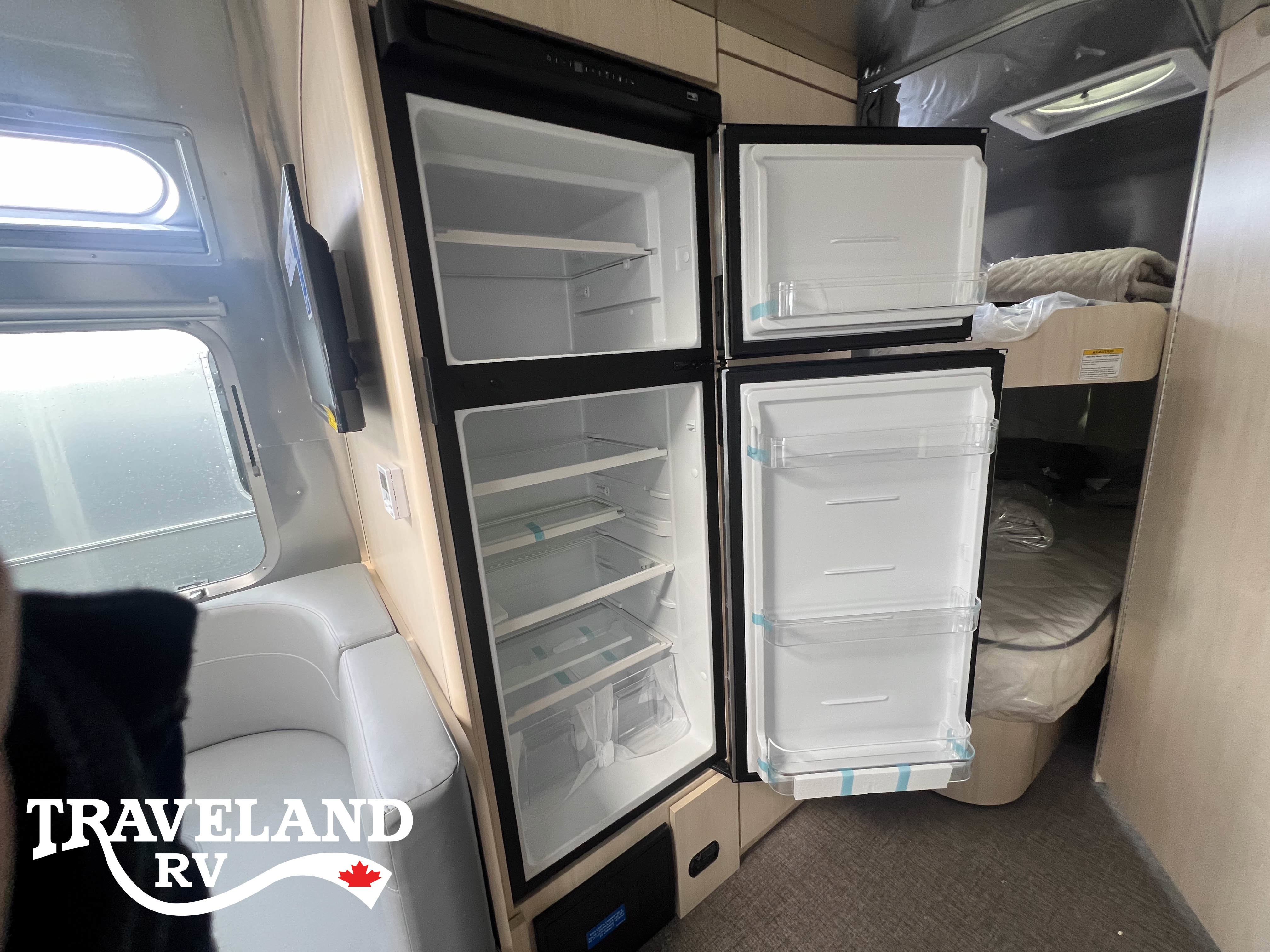 2025 Airstream Flying Cloud 30FB Bunk - Image 17