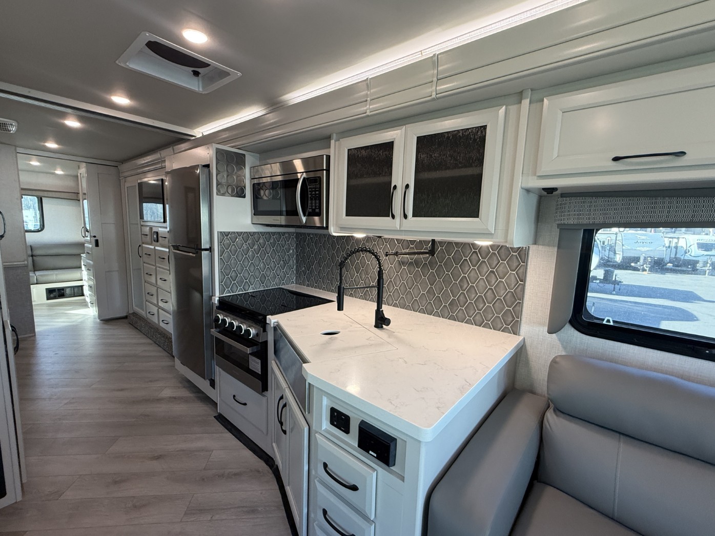 2025 Holiday Rambler Invicta 36Y - Image 12