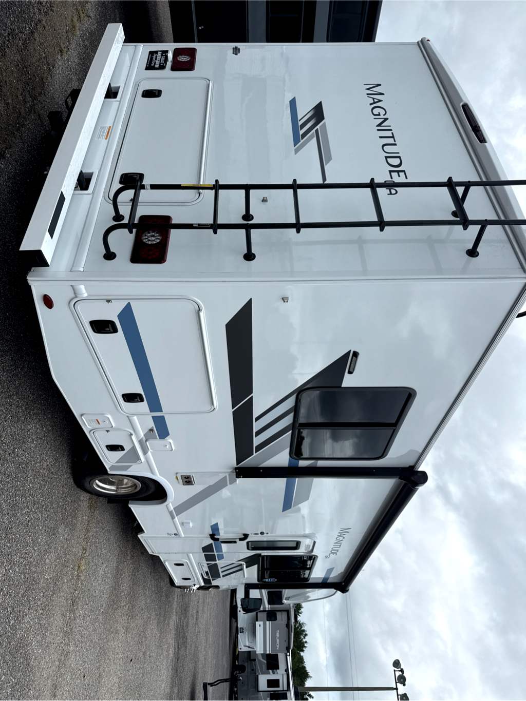 2027 THOR MOTOR COACH MAGNITUDE GA28 - Image 4