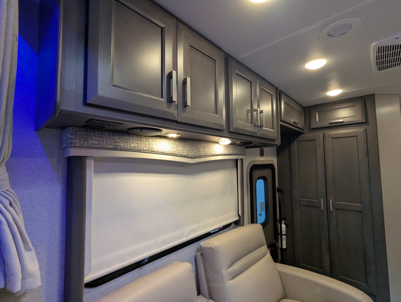2024 Thor Motor Coach Omni XG32 - Image 18