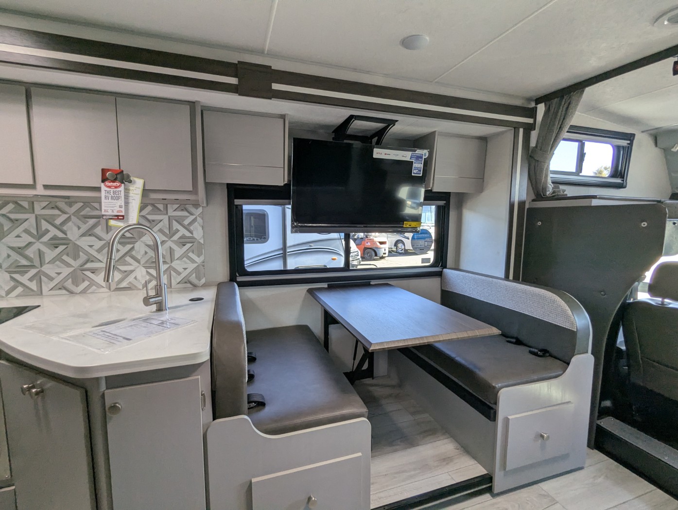 2026 Coachmen Entourage 320LV - Image 14