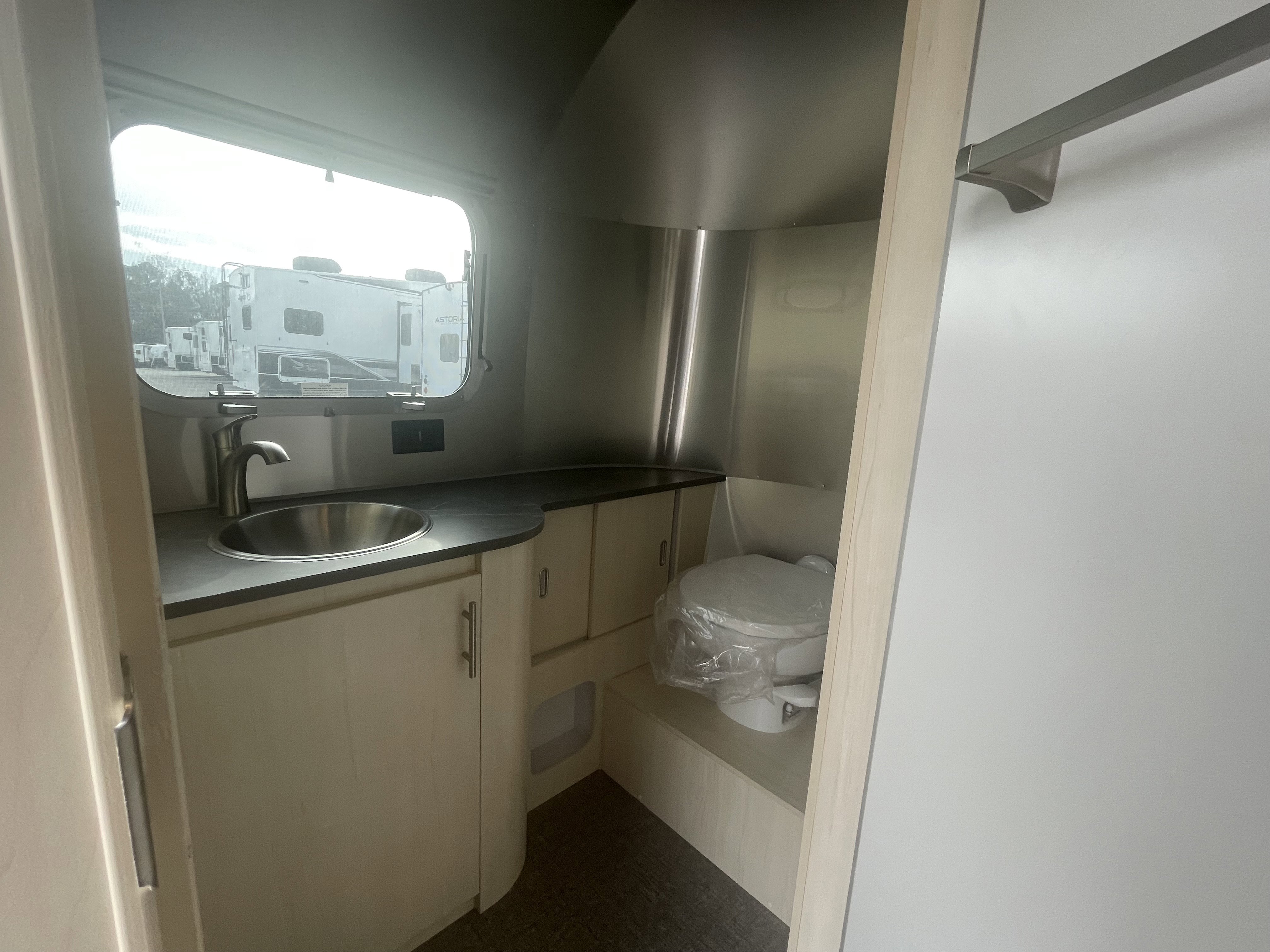 2026 AIRSTREAM FLYING CLOUD 23FBT - Image 23