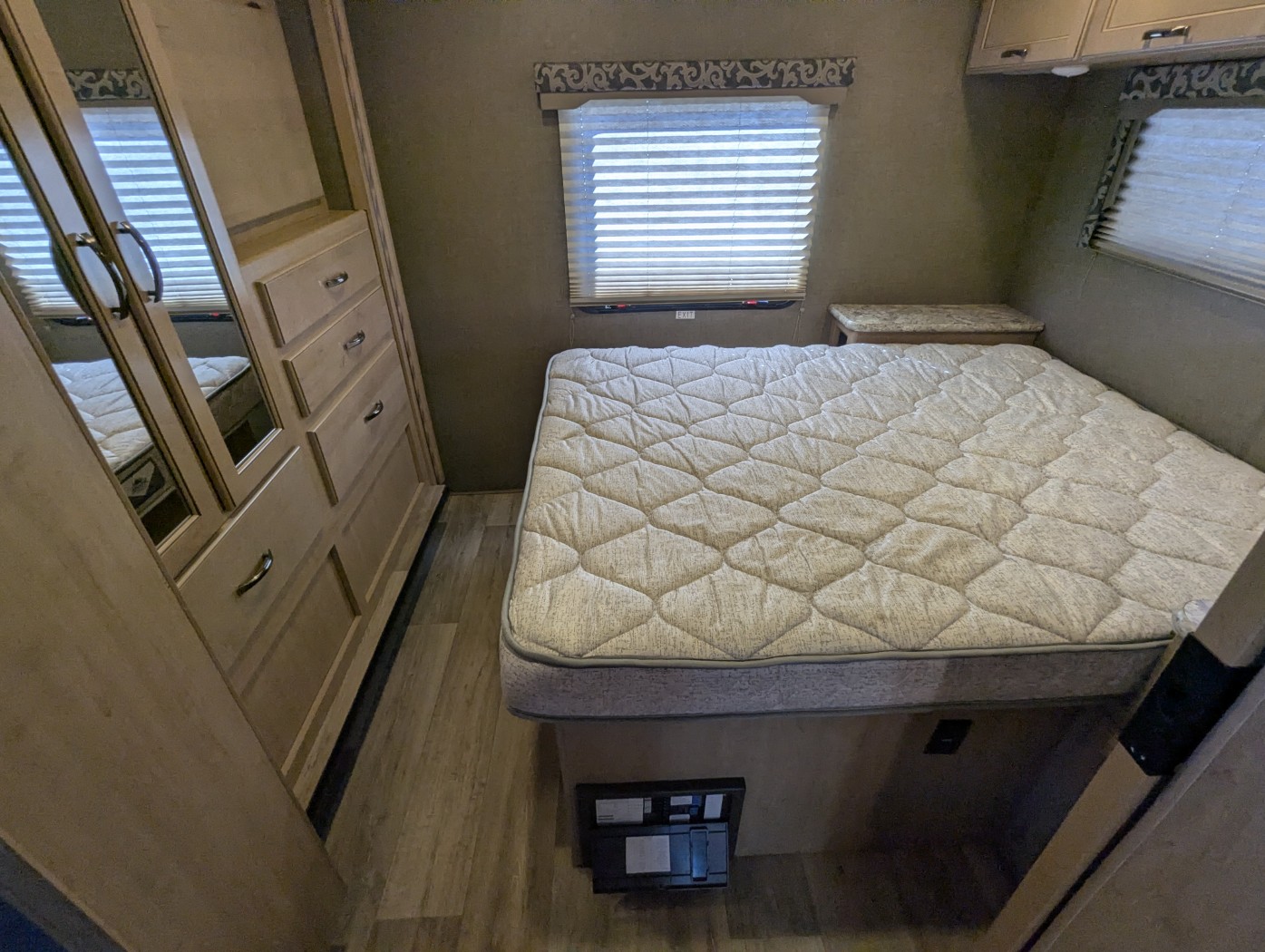 2018 Thor Motor Coach Four Winds 30D - Image 8