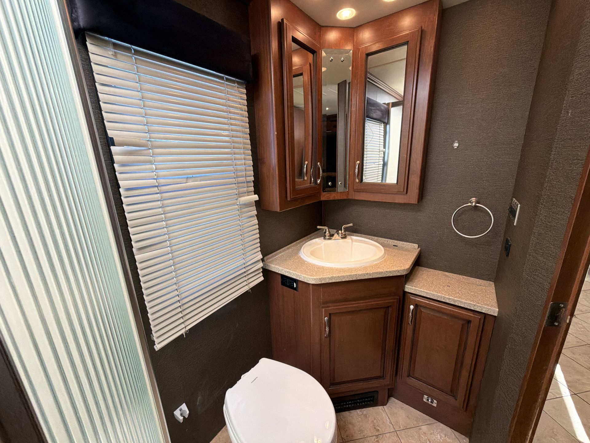 2013 Fleetwood Expedition 38B - Image 27