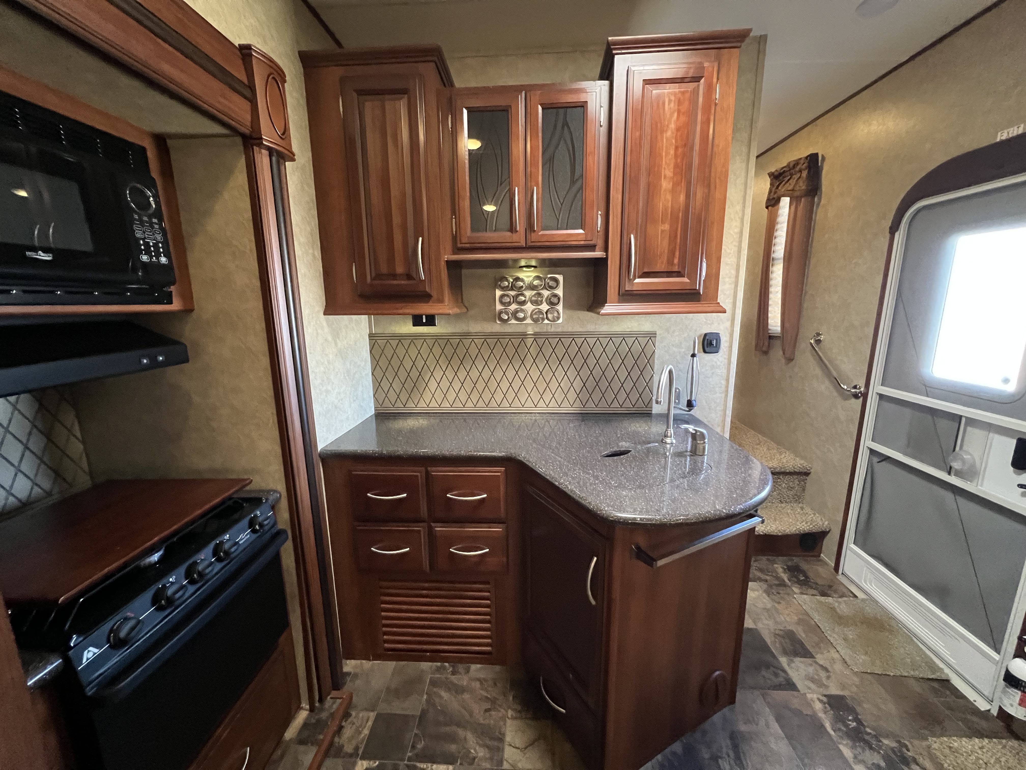 2014 Prime Time Crusader 285RET - Image 10