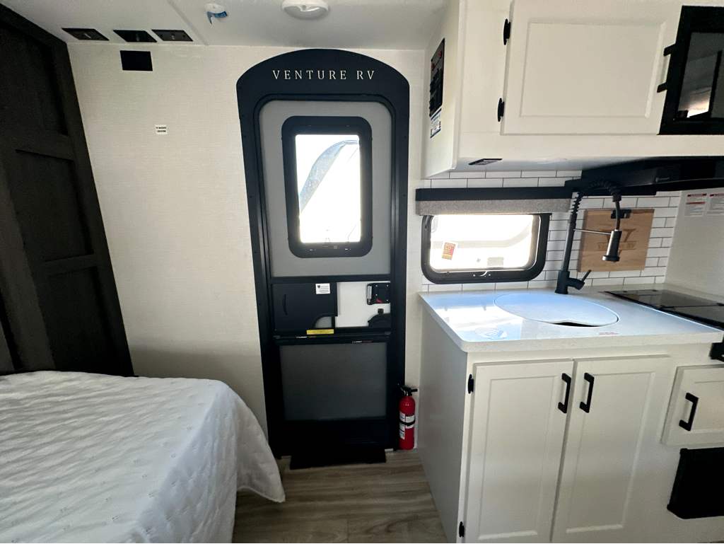 2027 VENTURE RV SPORTTREK STINGER 222VUD - Image 23