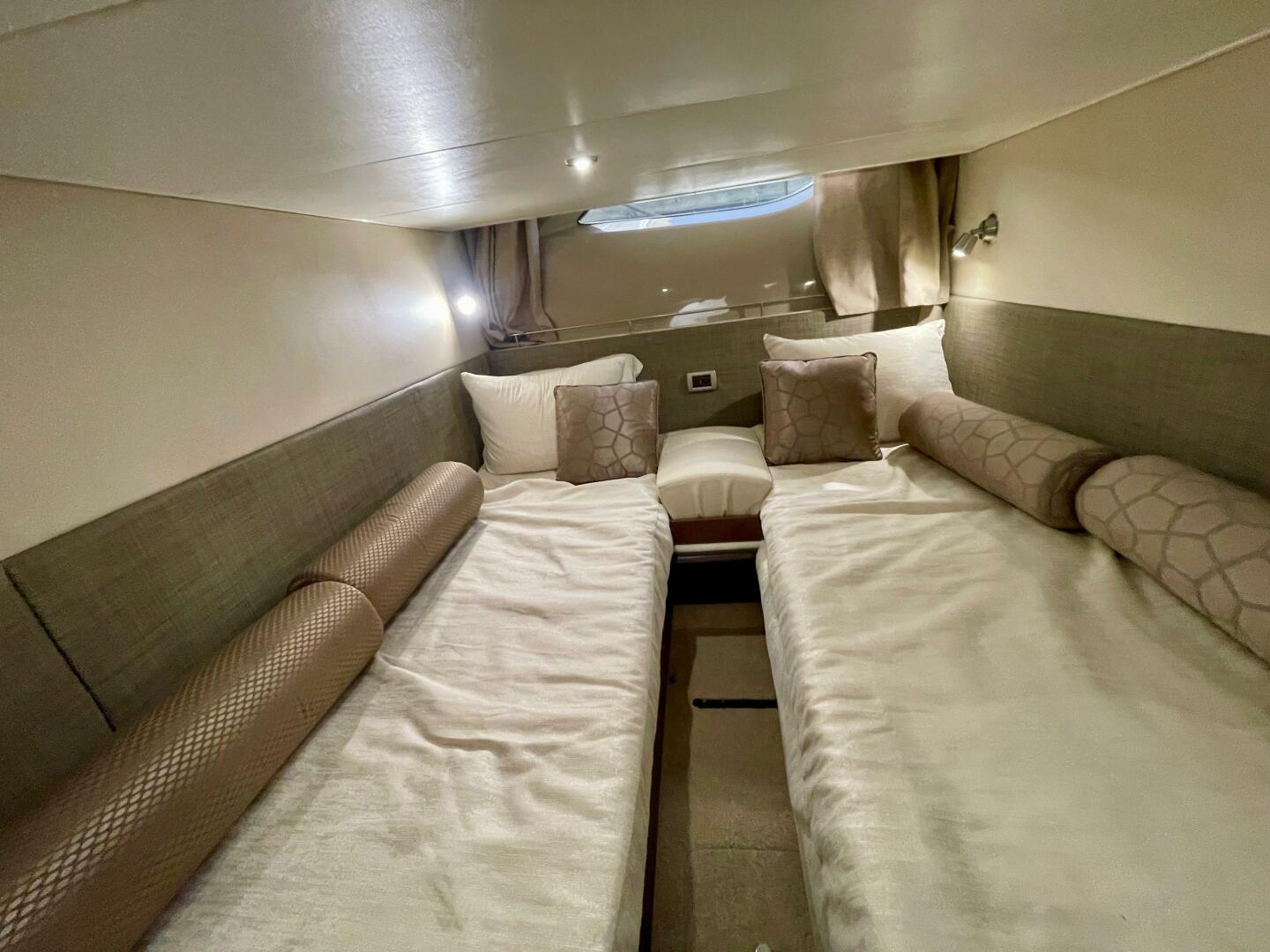 2017 Sea Ray 400 Sundancer - Image 63