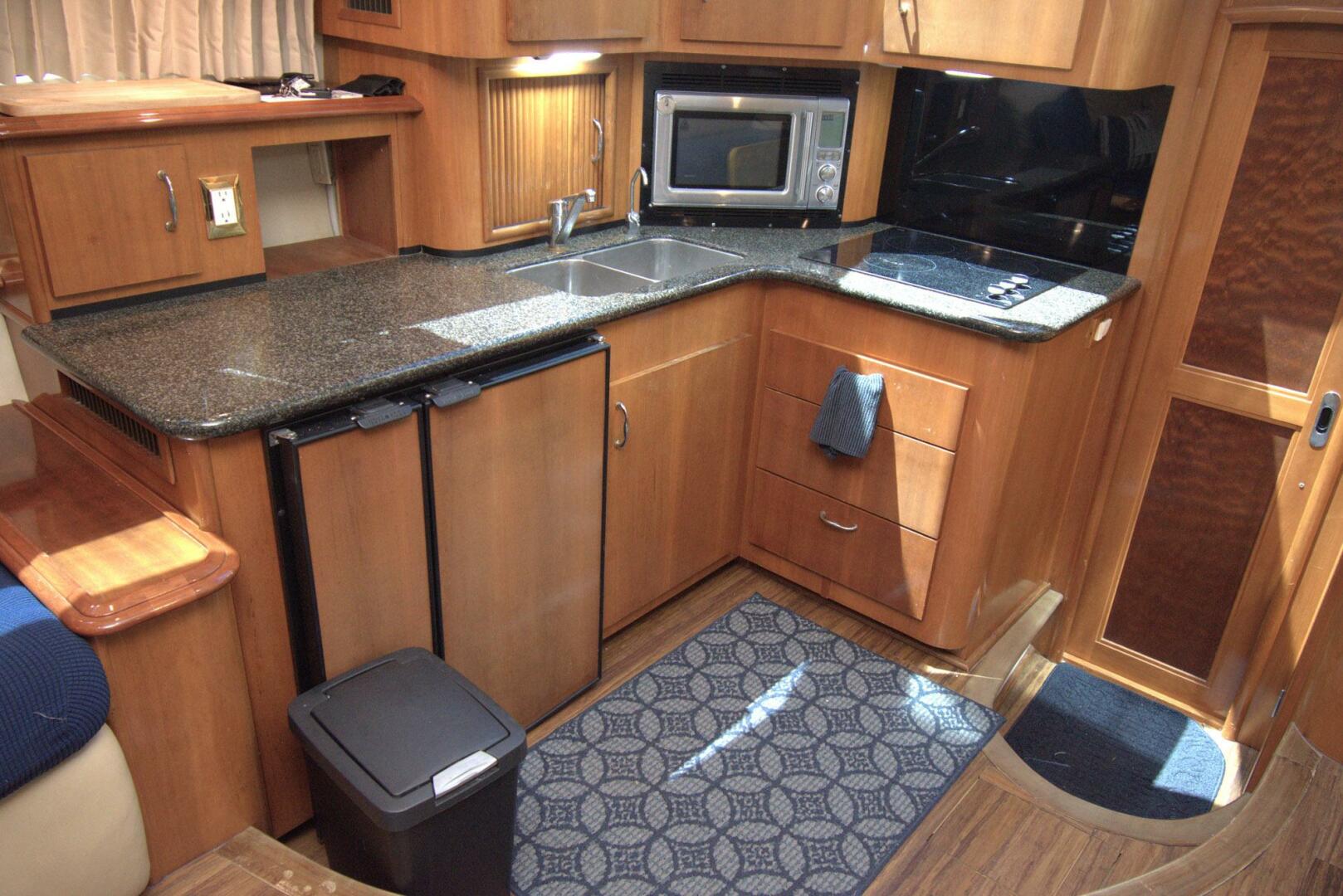 2005 Carver 444 Cockpit Motor Yacht - Image 28