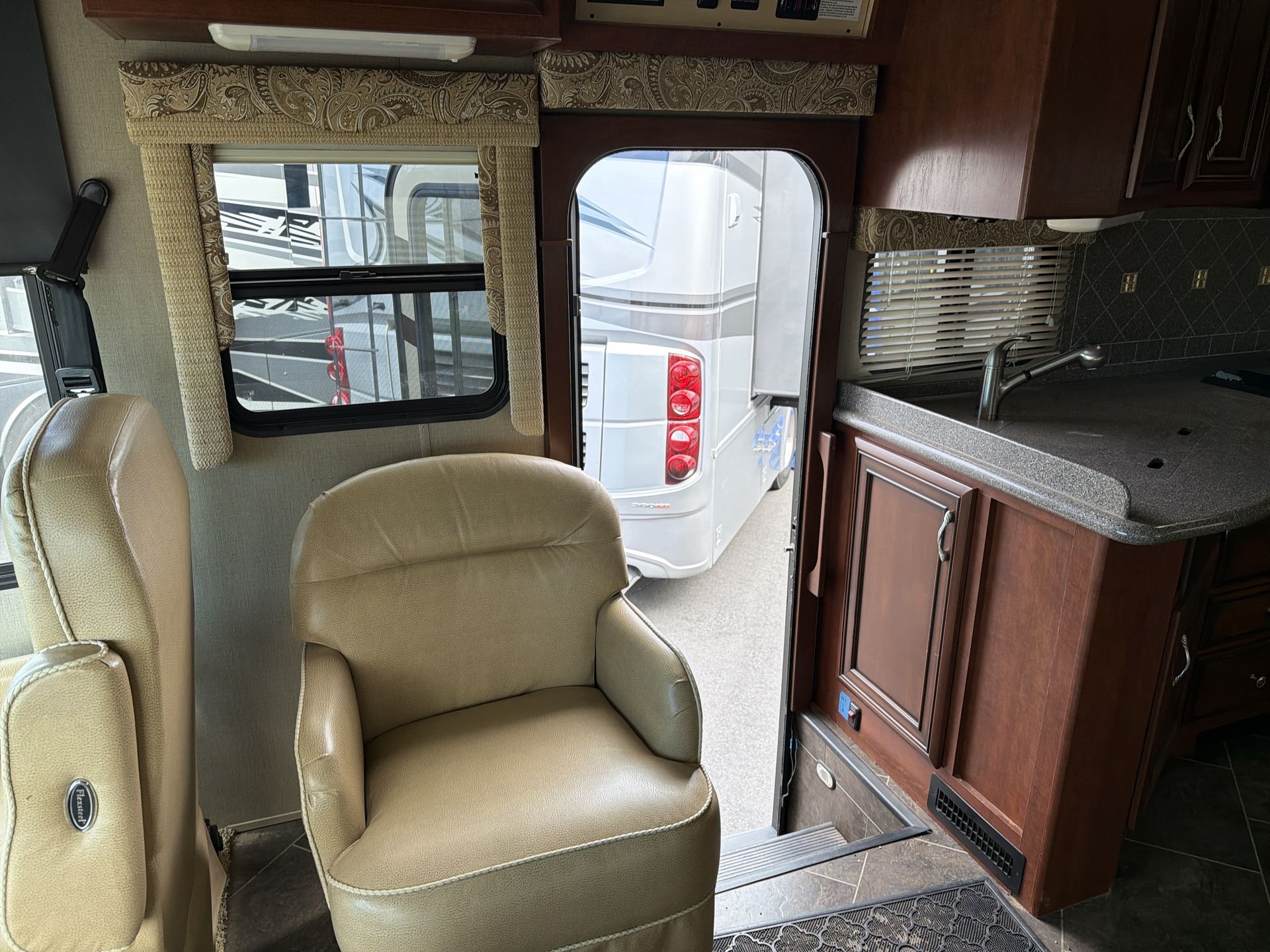 2014 Newmar Bay Star 3309 - Image 34