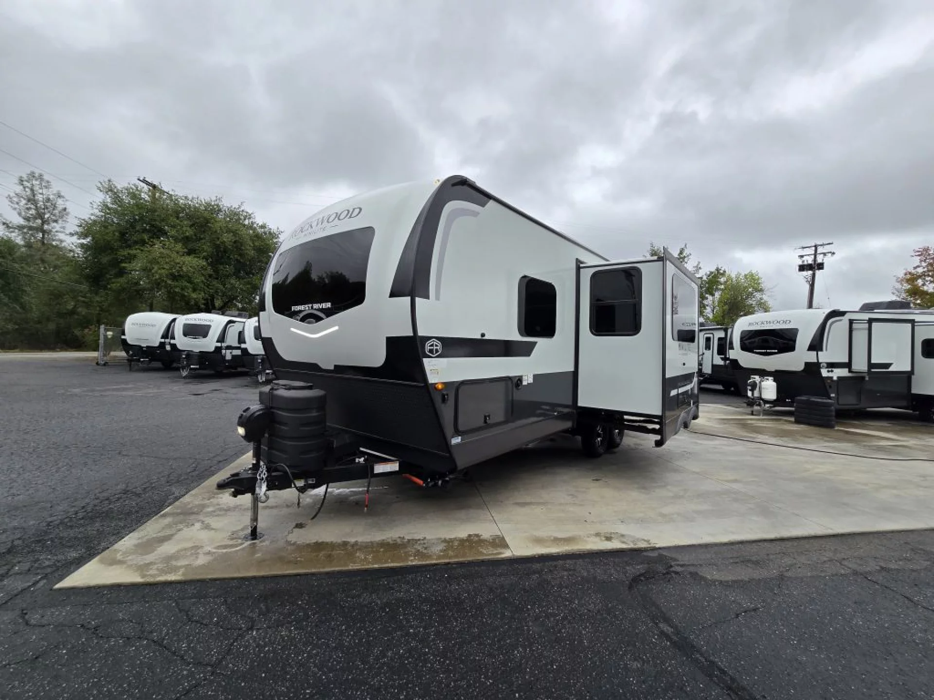 2026 FOREST RIVER ROCKWOOD MINI LITE 2520BH - Image 2