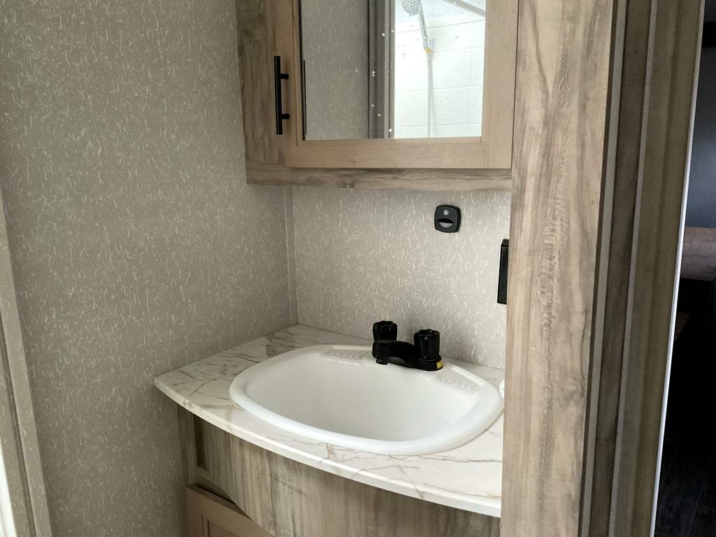 2022 FOREST RIVER ARTICWOLF M-3880 SUITE - Image 25