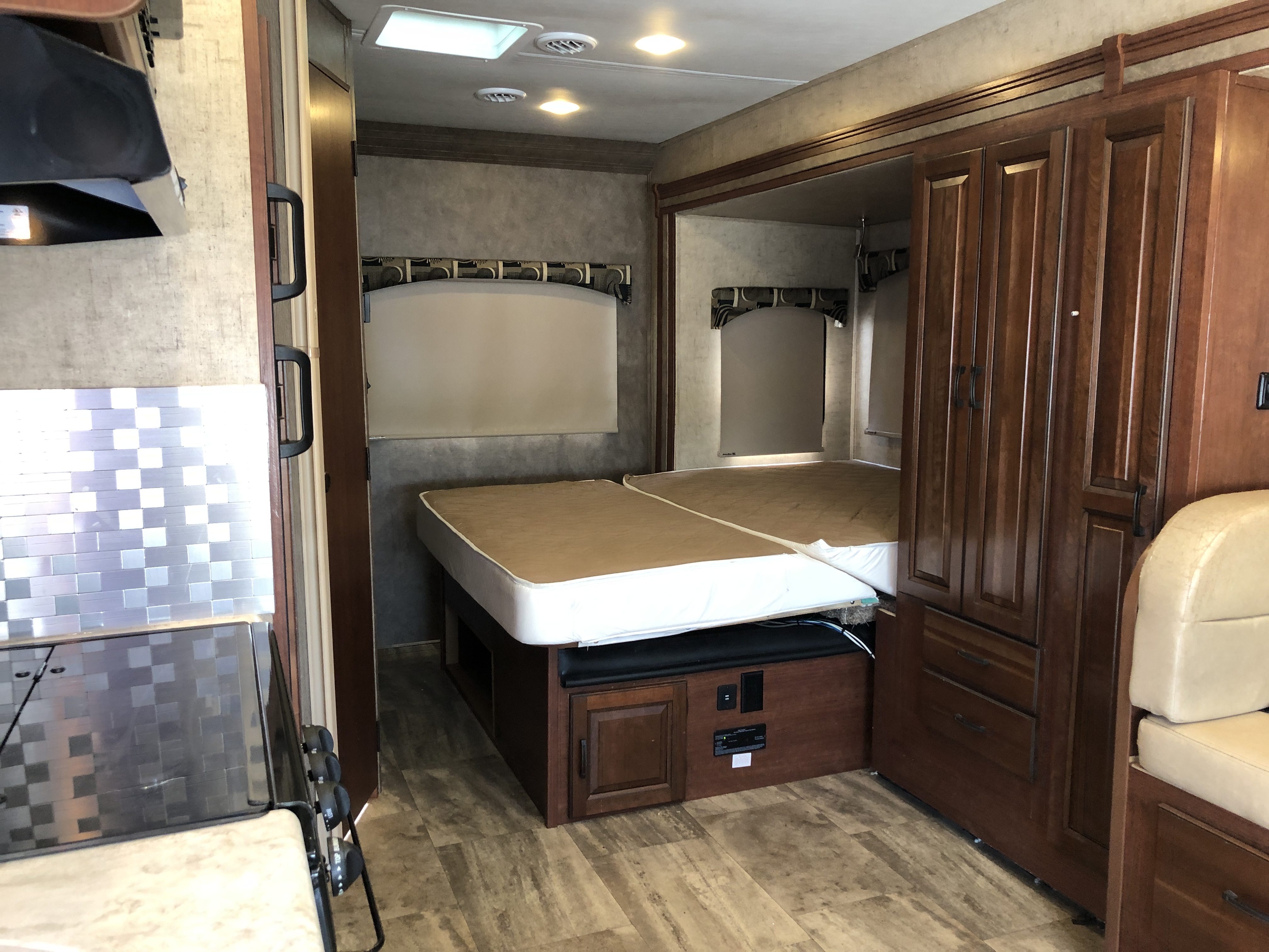 2016 Forest River SUNSEEKER 2400WS - Image 18
