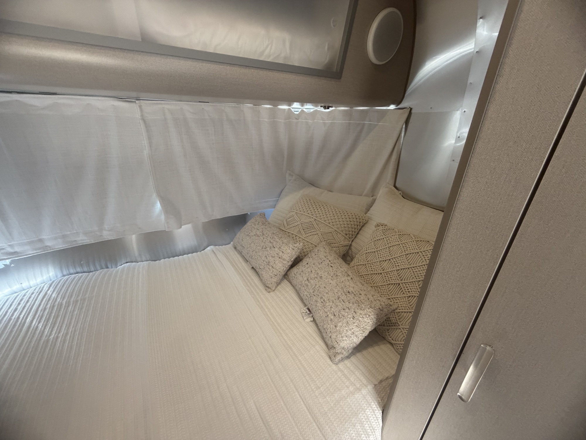 2027 AIRSTREAM CARAVEL 16RB - Image 7