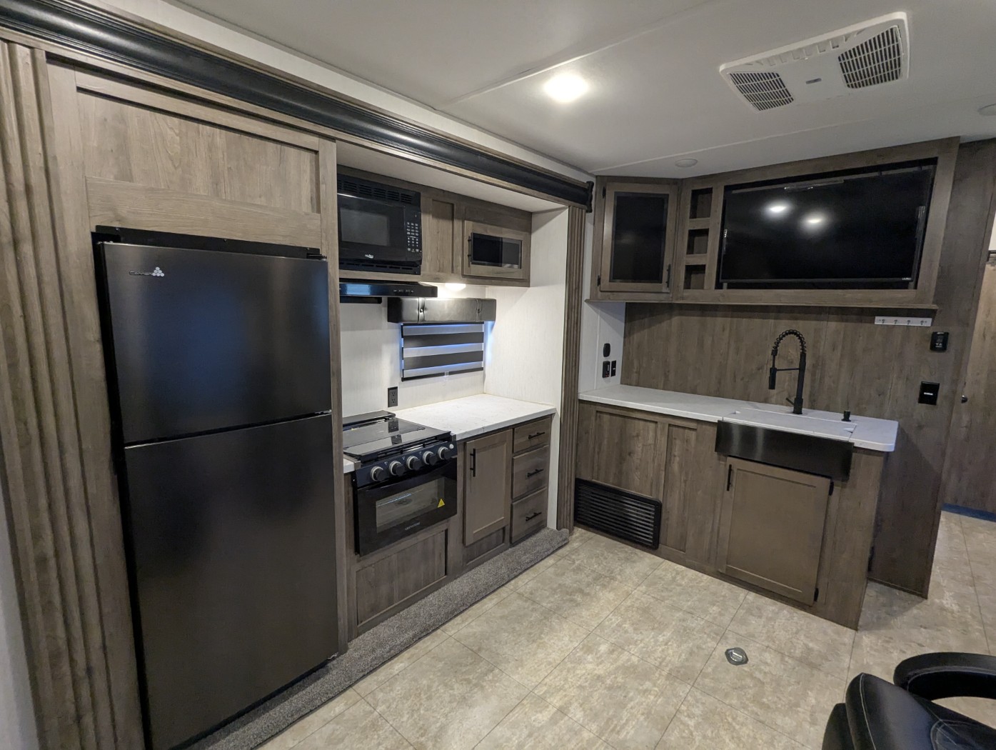 2022 Forest River Vengeance Rogue 26V - Image 24