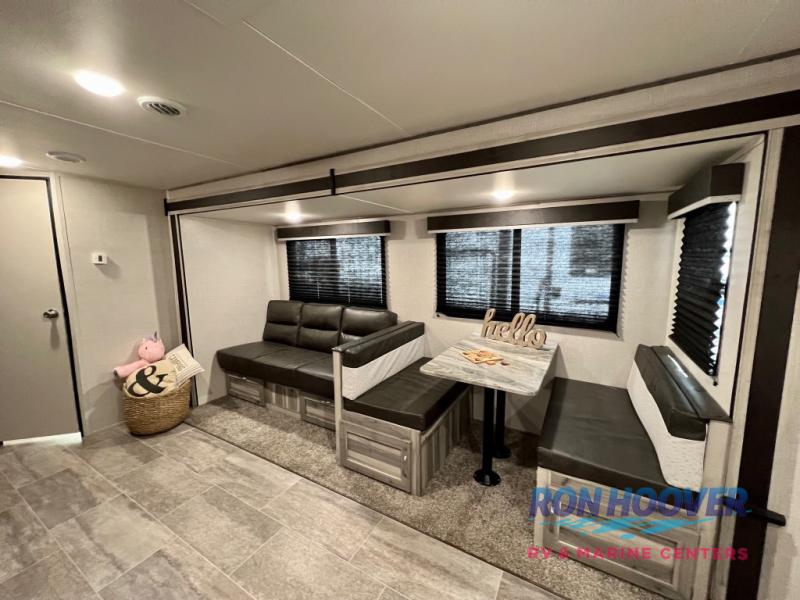 2022 CHINOOK 290DBS - Image 9