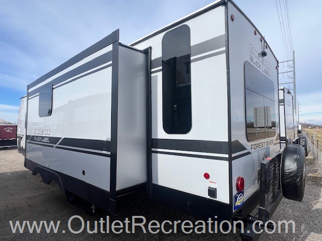 2026 CHEROKEE WOLF DEN 273XLKBL - Image 4