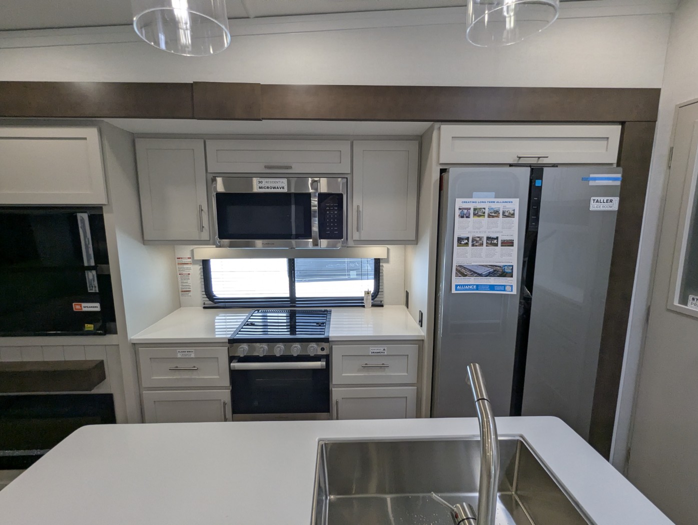 2027 Alliance RV Avenue 32RLS - Image 30