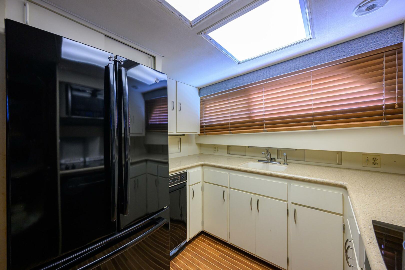 2003 Jupiter 31 Cuddy - Image 31