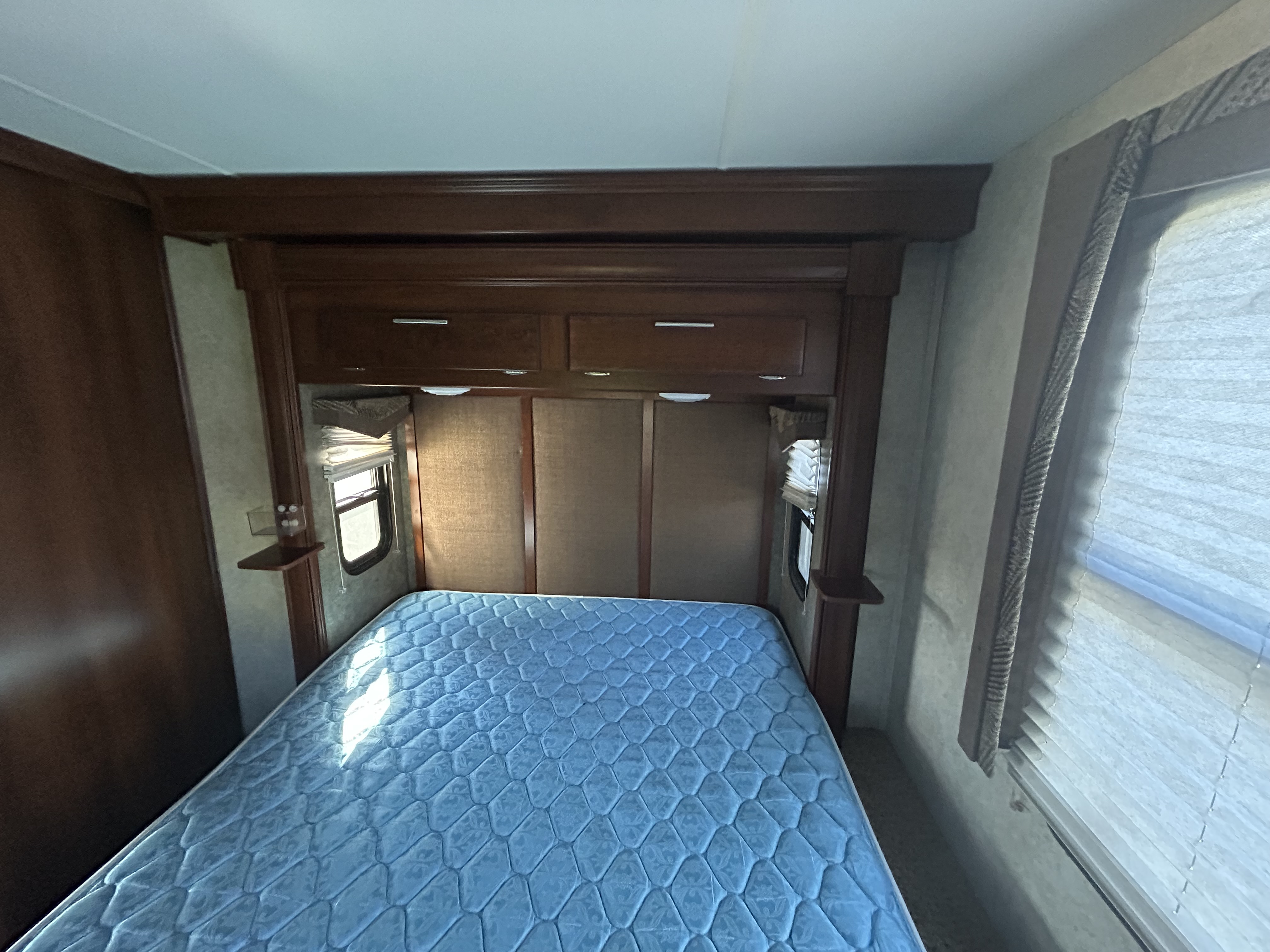 2015 Forest River Georgetown 328TS - Image 12