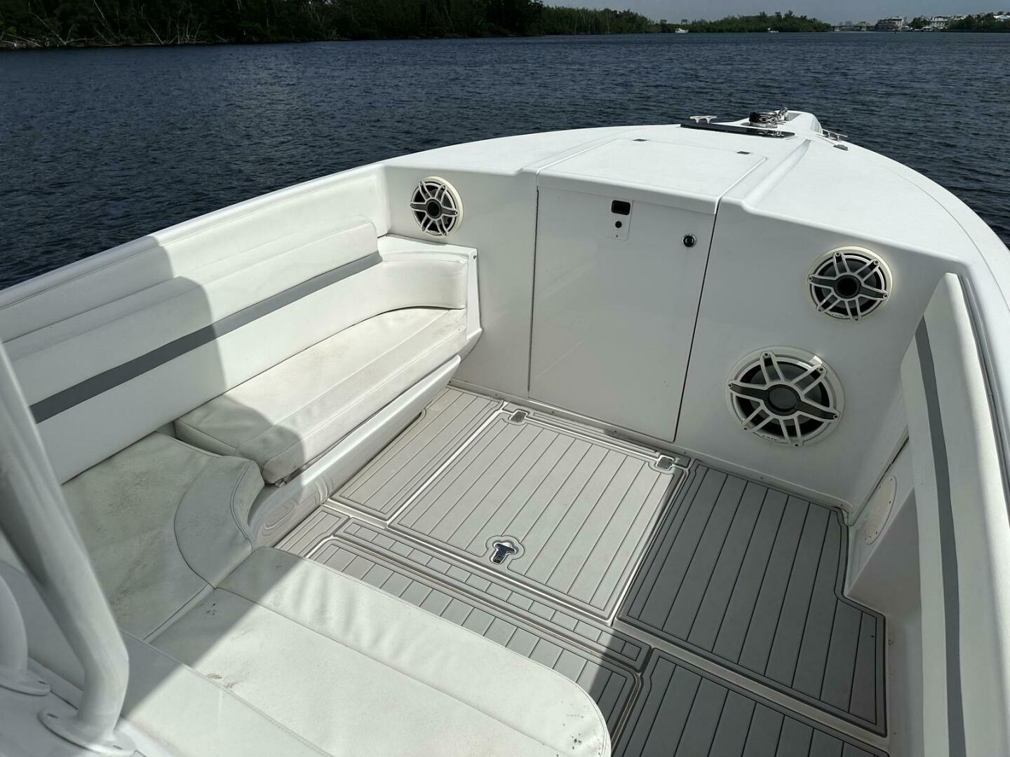 2003 Intrepid 32 - Image 21