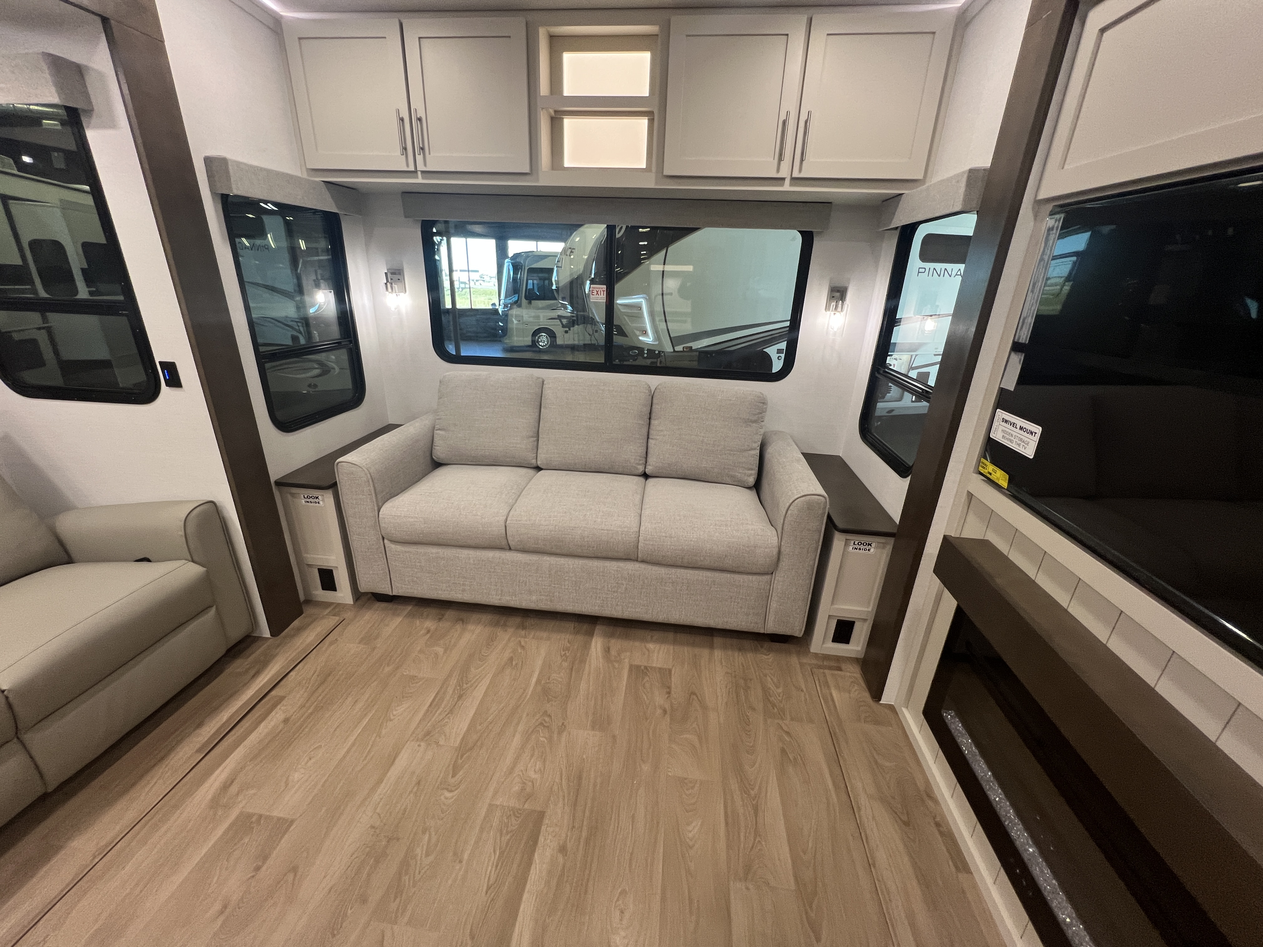 2027 Alliance RV Avenue 32RLS - Image 10
