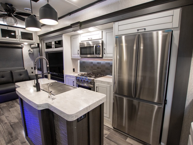 2023 CrossRoads Redwood 3401RL - Image 6