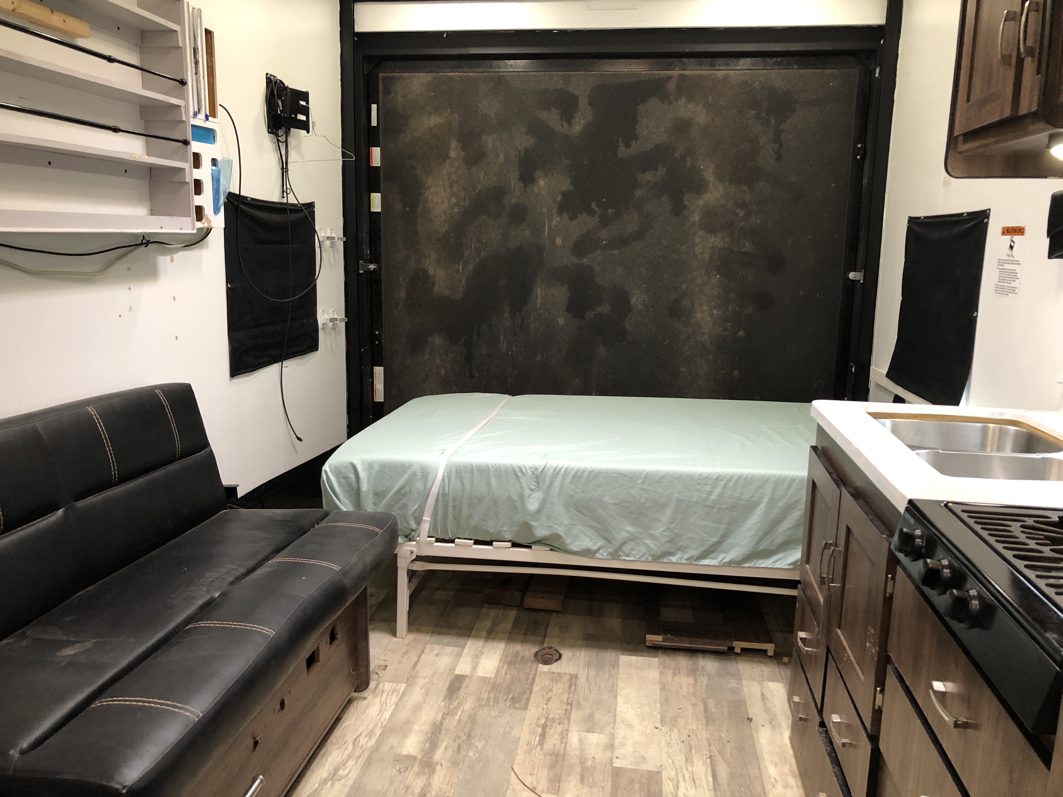 2019 WORK AND PLAY LE TOY HAULER 19WLE - Image 13
