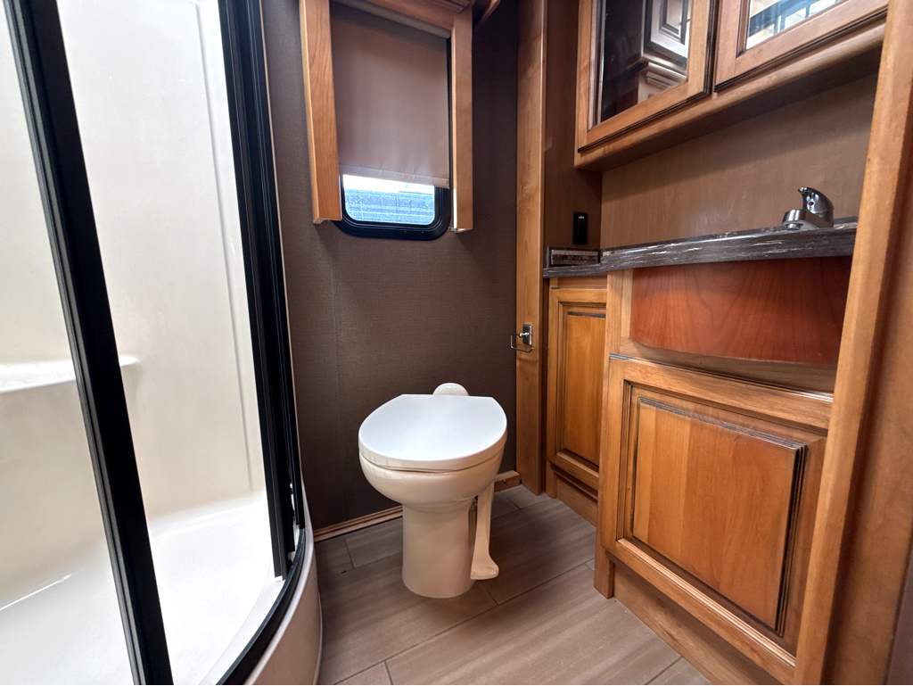 2018 TIFFIN ALLEGRO RED 33AA - Image 28