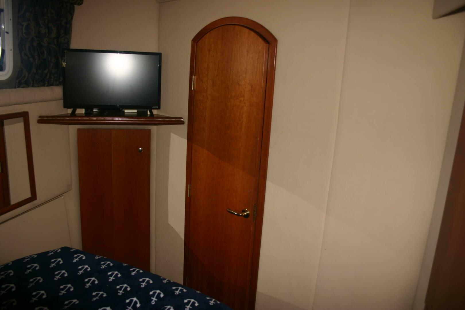 2001 Cruisers Yachts 3750 Motor Yacht - Image 7