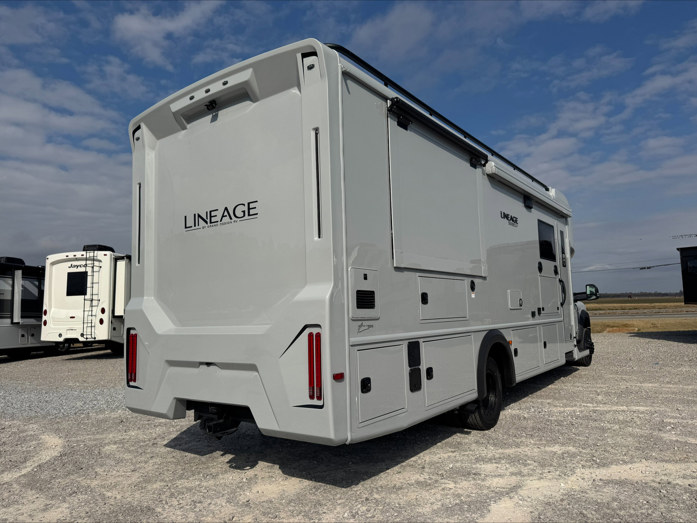 2026 GRAND DESIGN LINEAGE SERIES F 31ZW - Image 6