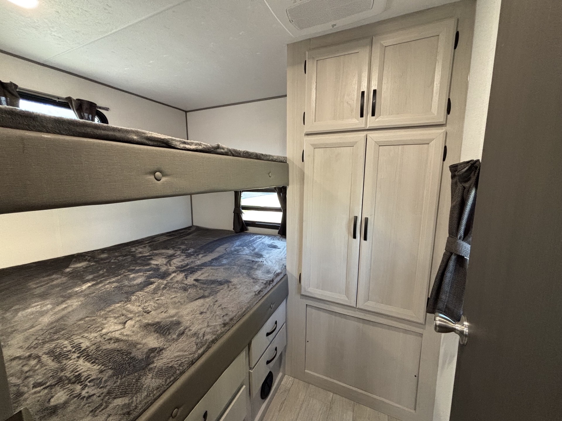 2027 Coachmen Catalina Legacy Edition 293TQBSCK - Image 16