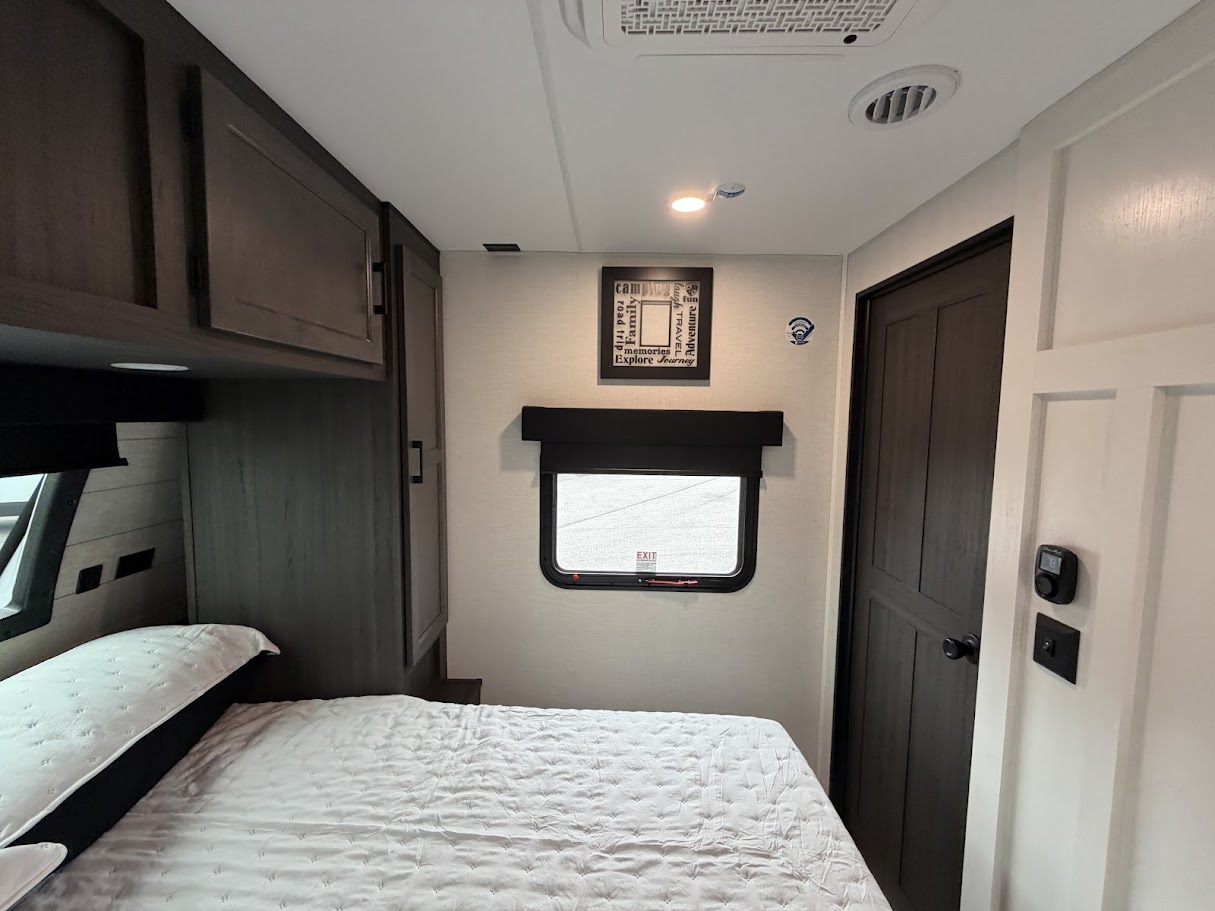 2026 VENTURE RV SPORTTREK 327VIK - Image 68