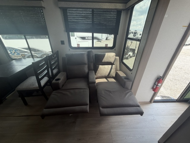 2027 JAYCO JAY FLIGHT BUNGALOW 404LOFT - Image 11