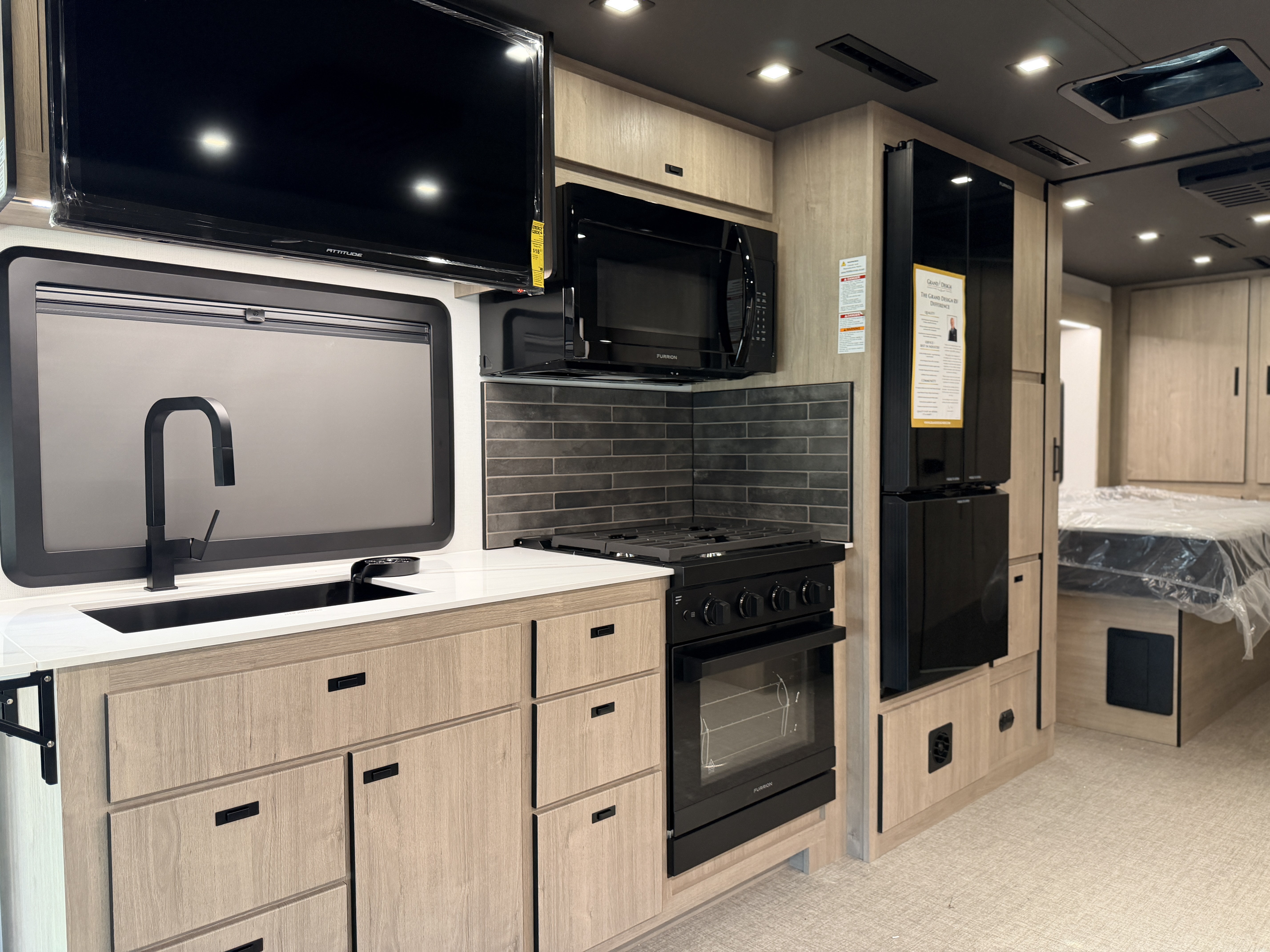 2027 Grand Design Lineage Series F 31ZW5 - Image 10