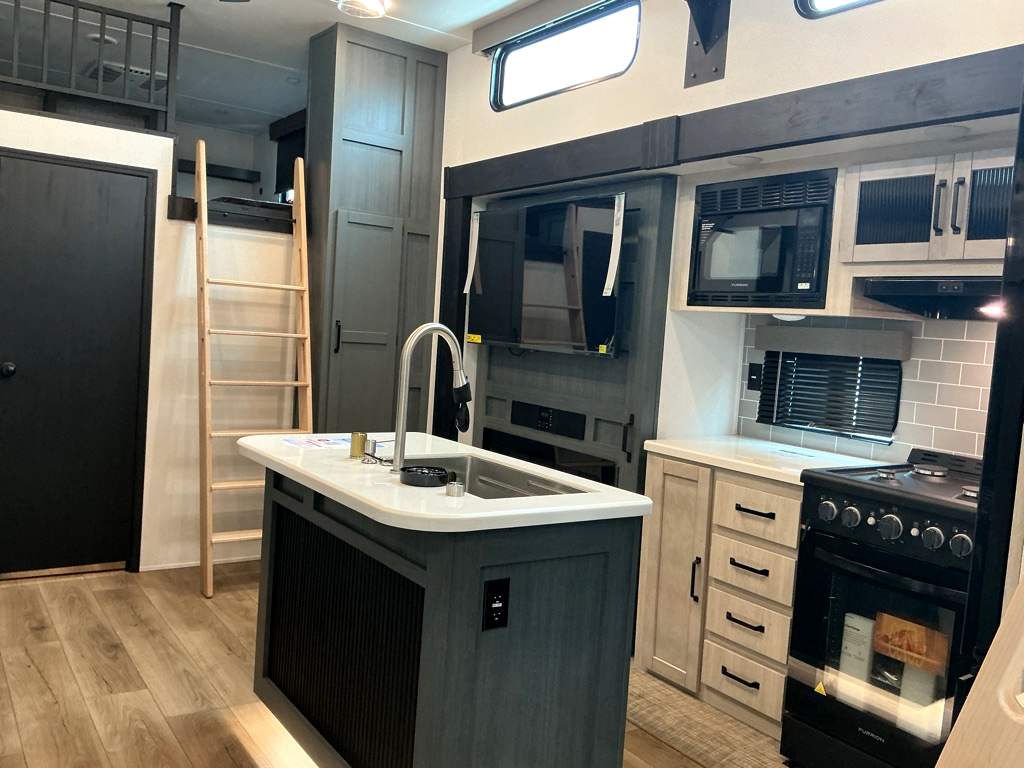 2026 PALOMINO 421LFT - Image 3