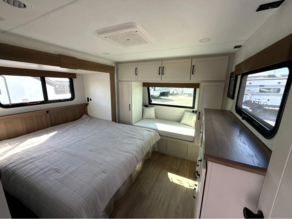 2027 VENTURE RV SPORTTREK 343VIB - Image 10