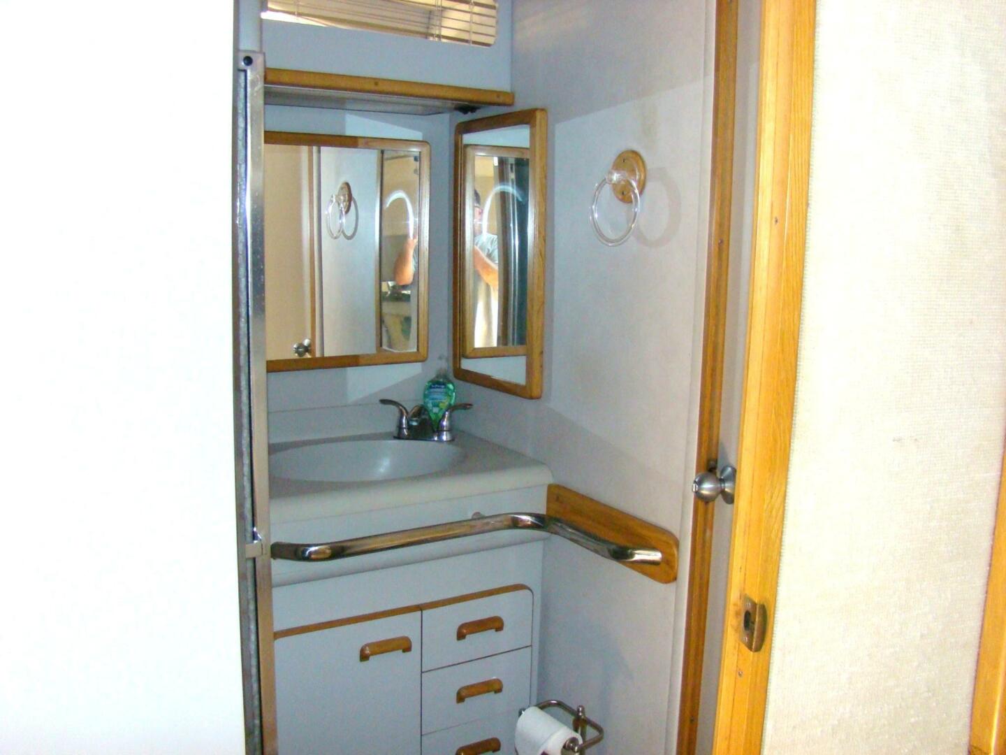 1991 Sea Ray 480 Sundancer - Image 39
