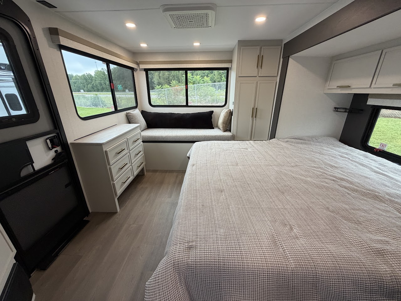 2027 VENTURE RV STRATUS 282VFD - Image 37