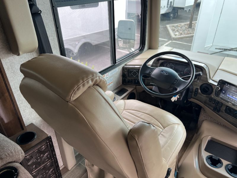2020 Thor Motor Coach Miramar 32.2 - Image 4
