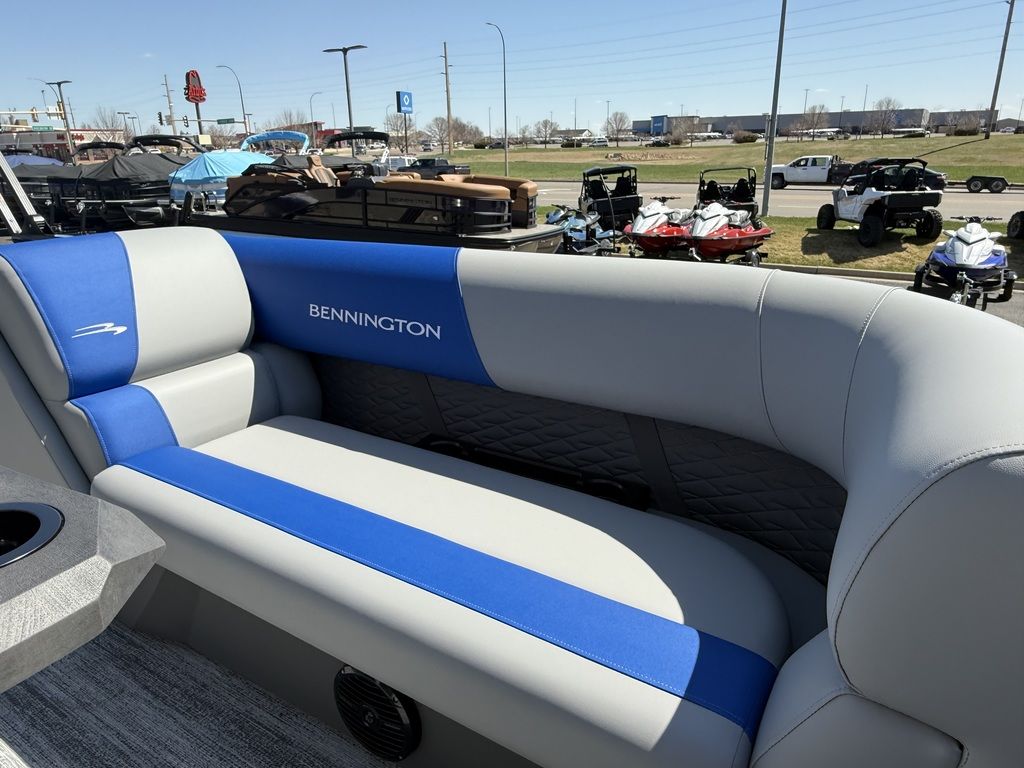 2025 Bennington 22 SSB Swingback Tri-Toon Pontoon - Image 38