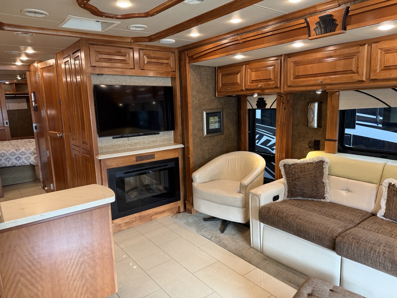 2015 Tiffin Phaeton 40 AH - Image 7