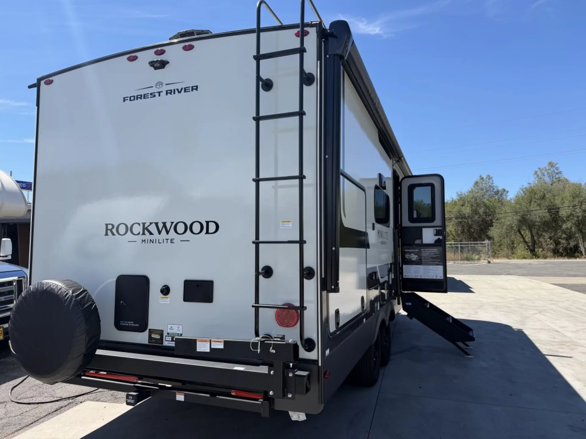 2027 FOREST RIVER ROCKWOOD MINI LITE 2513S - Image 9