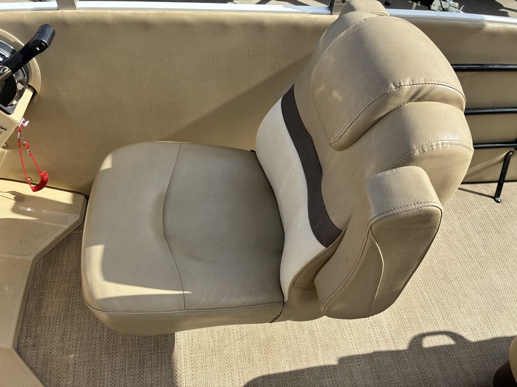 2015 Larson Escape 2200 RT - Image 19